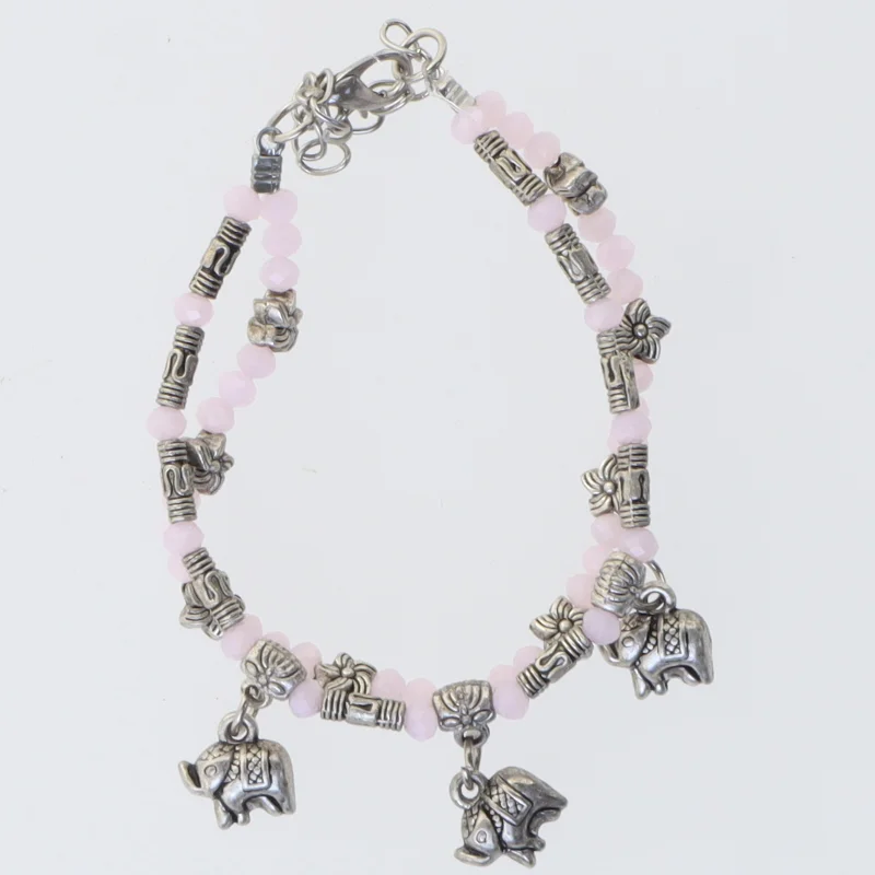 Armbånd med rosa perler og elefantvedhæng (str. 22 cm)