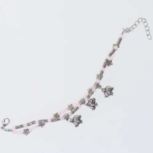 Armbånd med rosa perler og elefantvedhæng (str. 22 cm)