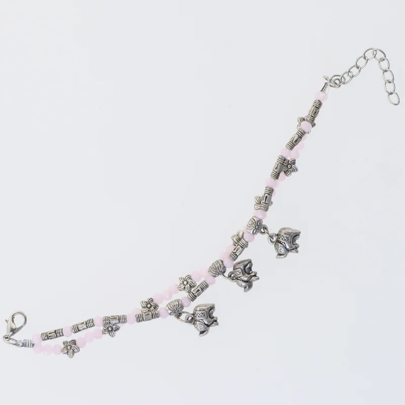 Armbånd med rosa perler og elefantvedhæng (str. 22 cm)