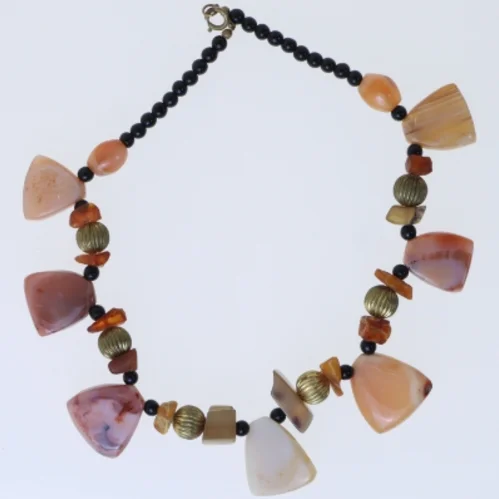 Halssmykke med farvede sten (str. 42,5 cm)