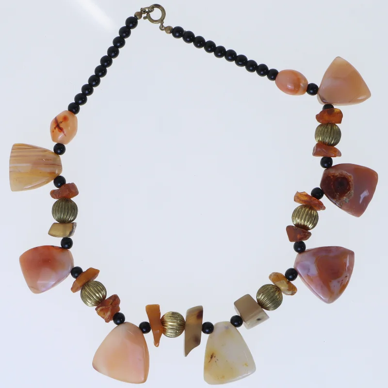 Halssmykke med farvede sten (str. 42,5 cm)