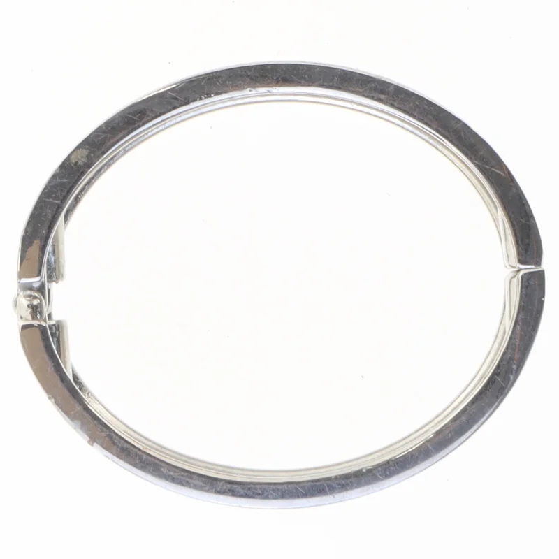 Sølvfarvet armbånd (str. Ø7 cm)