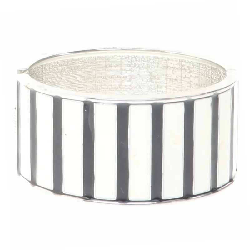 Sølvfarvet armbånd (str. Ø7 cm)