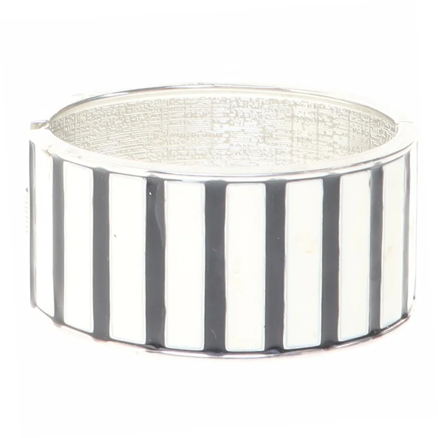 Sølvfarvet armbånd (str. Ø7 cm)