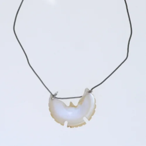 Halskæde med skaller (str. 43 cm)