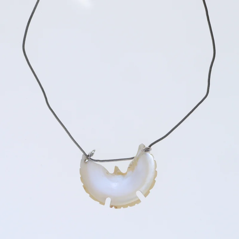 Halskæde med skaller (str. 43 cm)