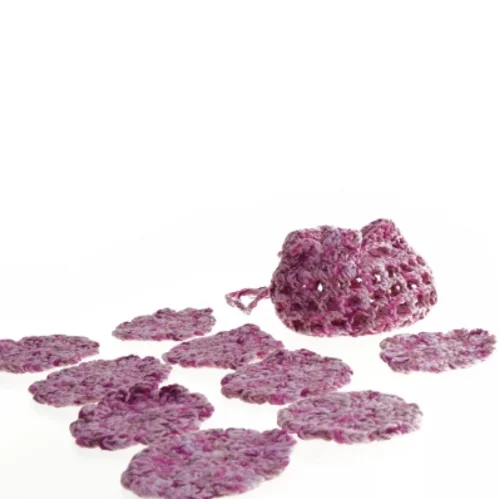 Hæklet blomster og lille pose (str. 8)