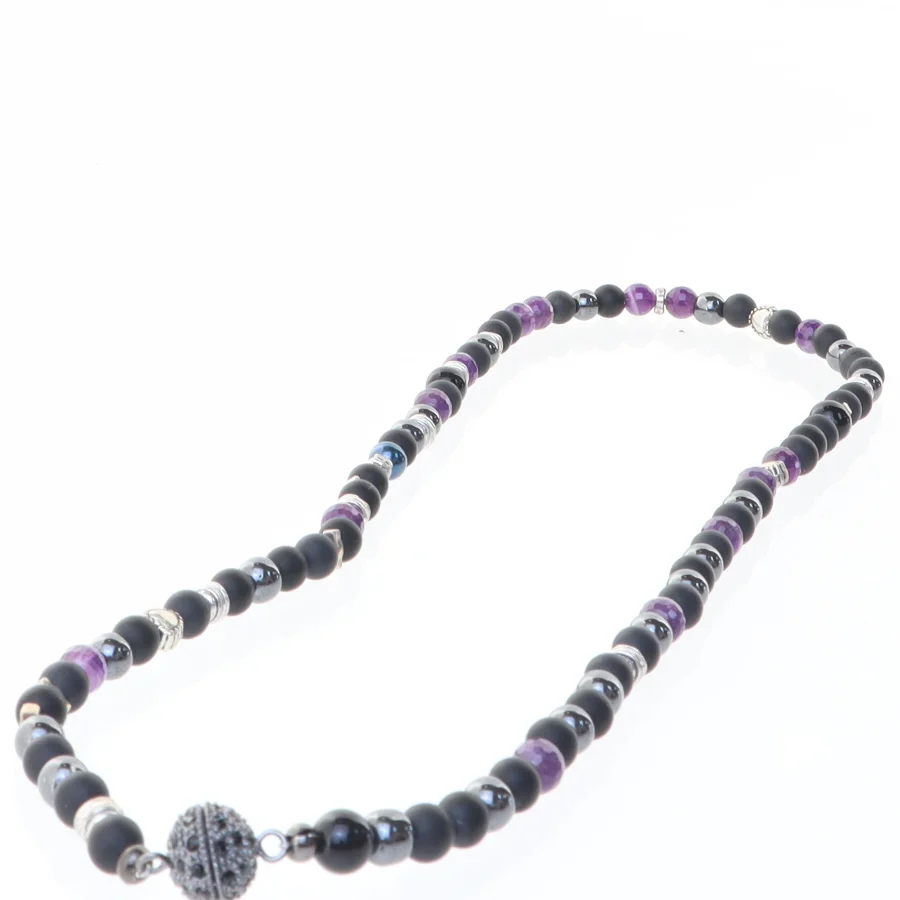 Perlehalskæde med lilla og sorte perler (str. 26,5 cm)