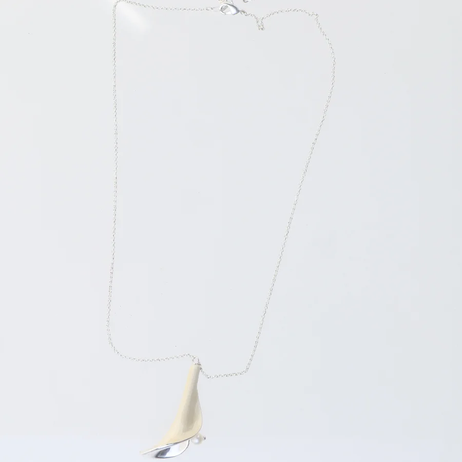 Hvidt vedhæng på sølvfarvet kæde (str. Nioghalvtres cm)