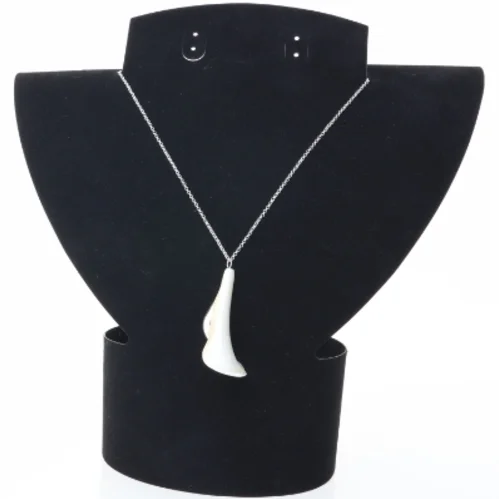 Hvidt vedhæng på sølvfarvet kæde (str. Nioghalvtres cm)