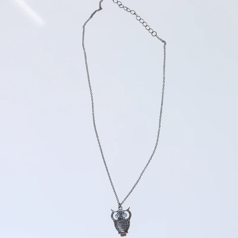 Halskæde med uglevedhæng (str. 27,5 cm)