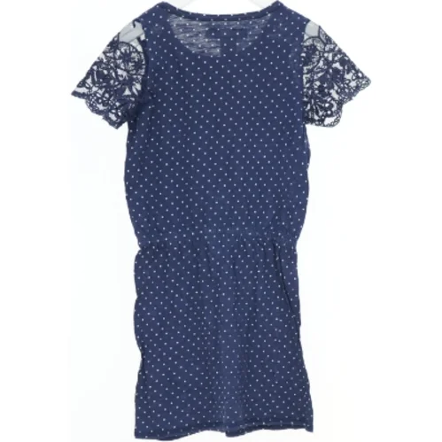 Blå prikket kjole med blonde detaljer fra Logg (str. 140)