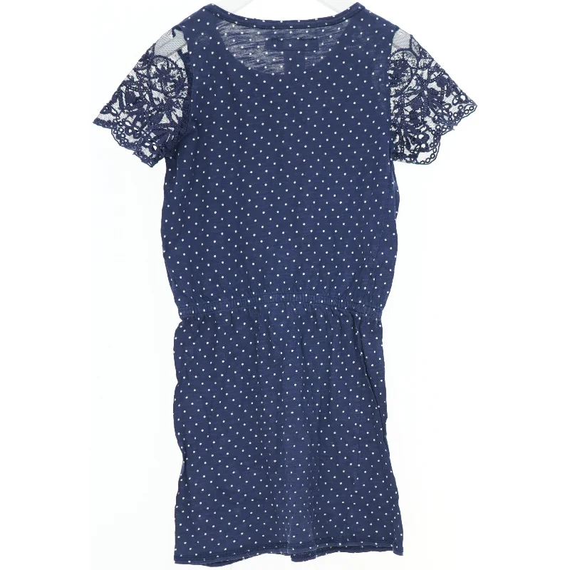 Blå prikket kjole med blonde detaljer fra Logg (str. 140)