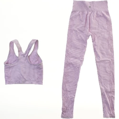 Træningssæt i lys lilla (str. 140)