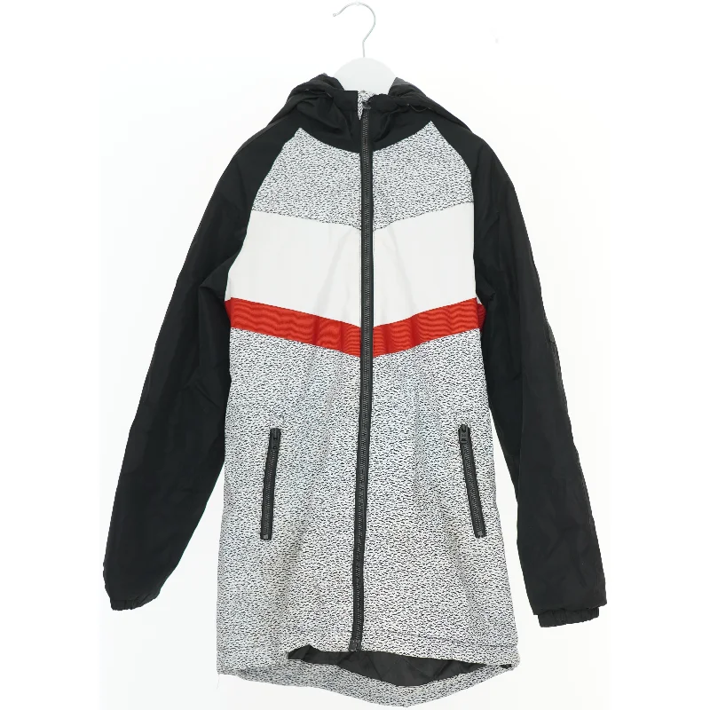 Vinterjakke med mønsterdetaljer fra Jack & Jones (str. 158)