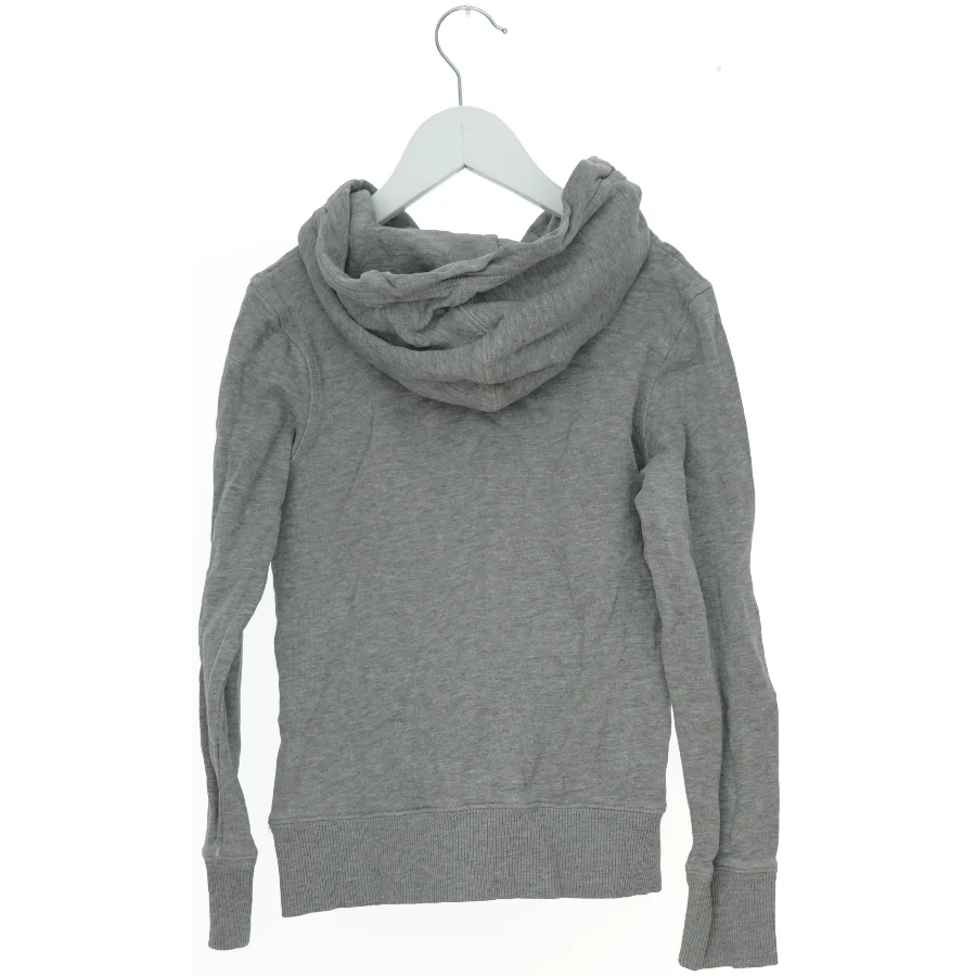 Grå hættetrøje med talprint fra H&M (str. 134)