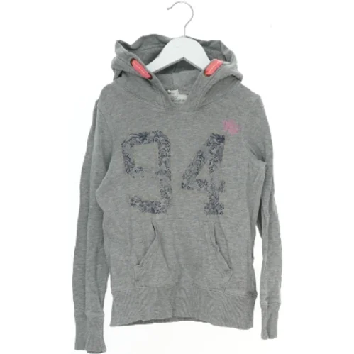 Grå hættetrøje med talprint fra H&M (str. 134)