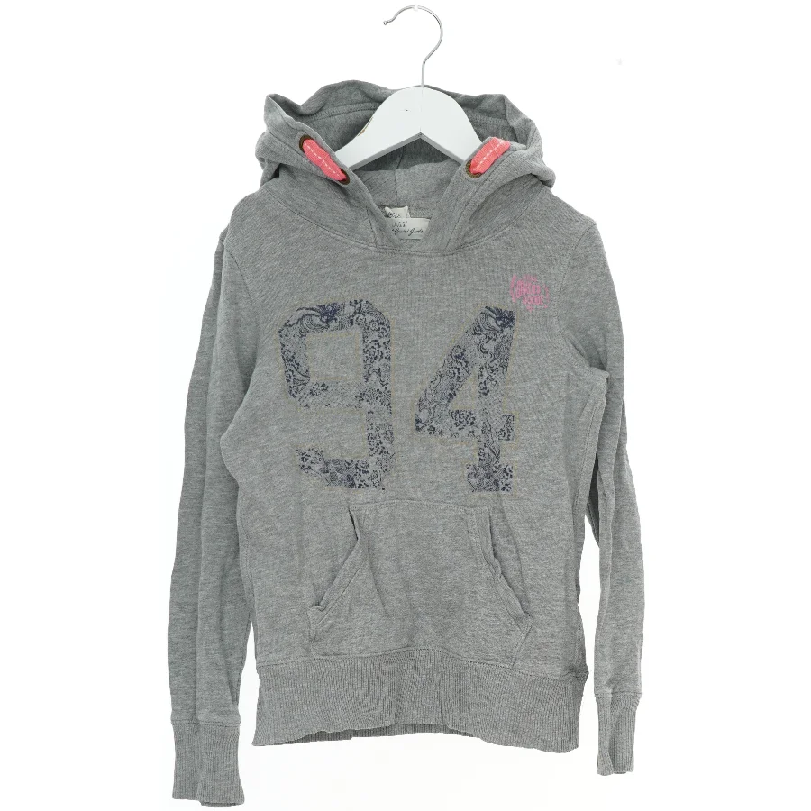 Grå hættetrøje med talprint fra H&M (str. 134)