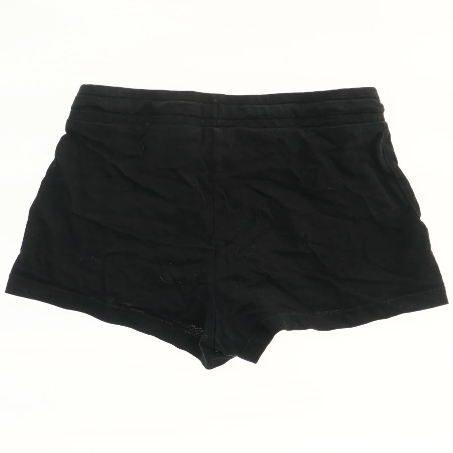 Sort shorts fra H&M (str. 140)