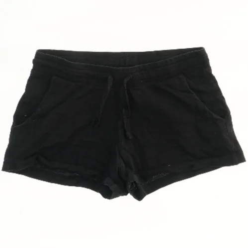 Sort shorts fra H&M (str. 140)
