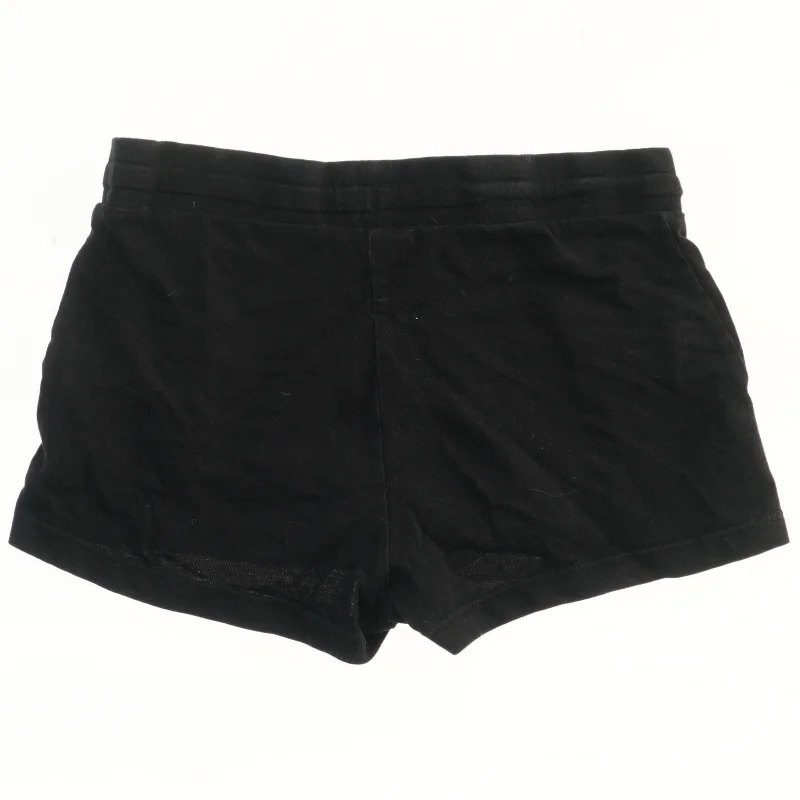Sort shorts fra H&M (str. 140)