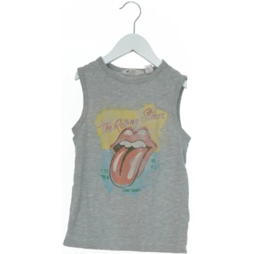 Grå tanktop med Rolling Stones print fra H&M (str. 128)