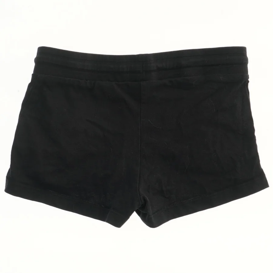 Sort shorts fra H&M (str. 134)