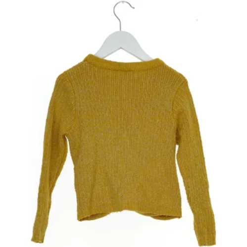 Strikket gul bluse fra Name It (str. 116)