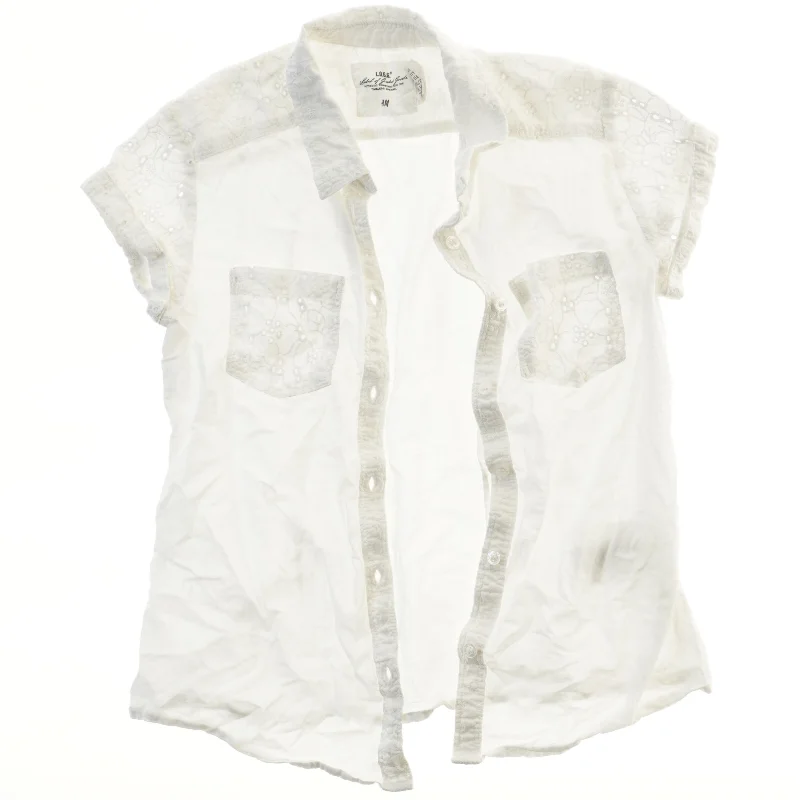 Hvid kortærmet skjorte med broderi fra H&M (str. 146)