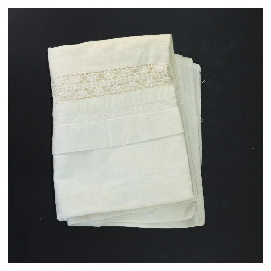 Hvid dug med broderi (str. 88x70 cm)