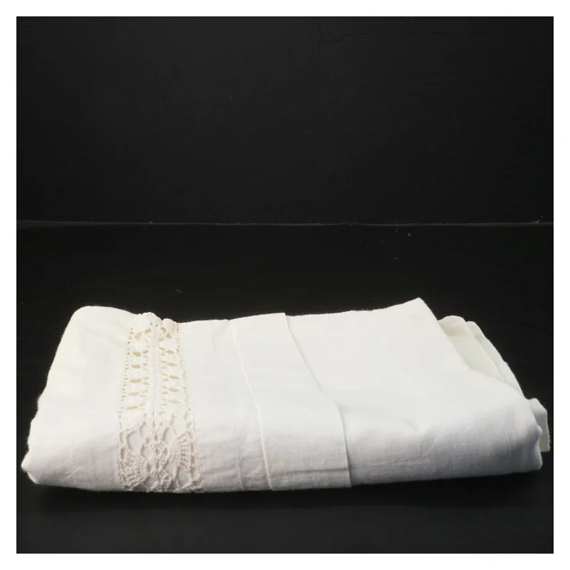 Hvid dug med broderi (str. 88x70 cm)