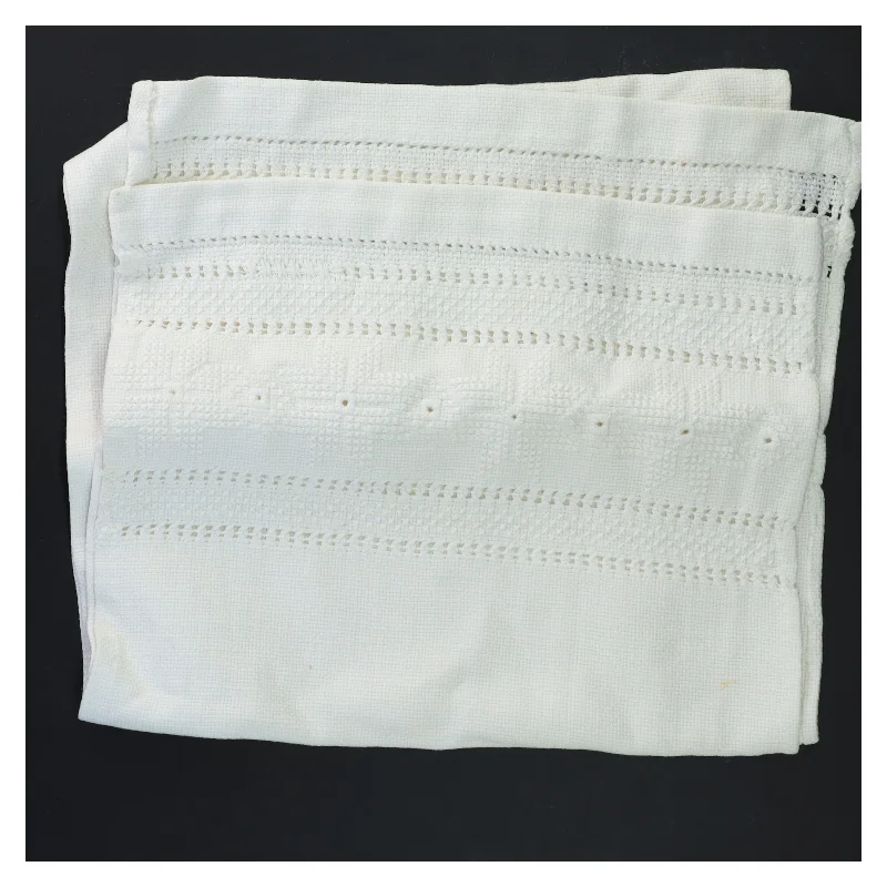 Hvid bordløber med mønster (str. 26x90 cm)