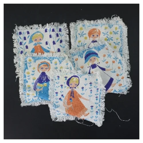 Fem små tekstilbilleder med børn og blomster (str. 5 stk 13,5x14 cm)