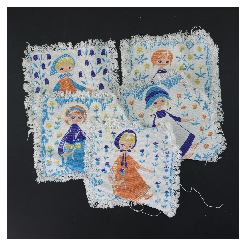 Fem små tekstilbilleder med børn og blomster (str. 5 stk 13,5x14 cm)