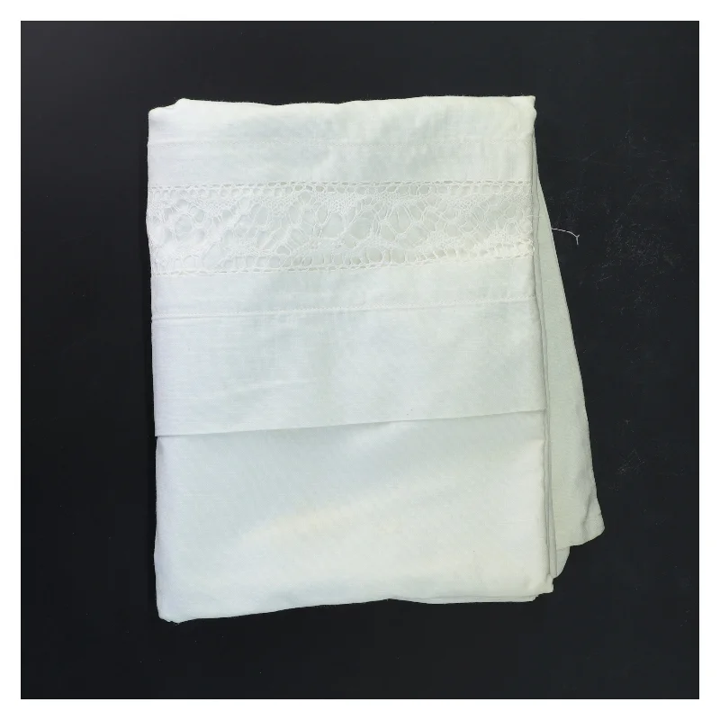 Hvid dug med blonder (str. 90x68 cm)