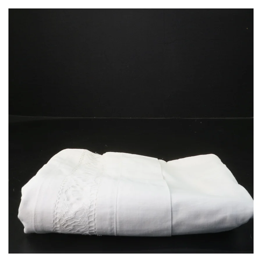 Hvid dug med blonder (str. 90x68 cm)