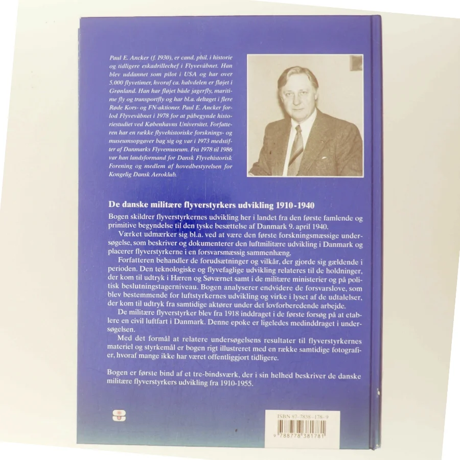 De danske militære flyverstyrkers udvikling. Bind 1, 1910-1940: En forskningsmæssig undersøgelse af de danske militære flyverstyrkers udvikling med særligt henblik på en påvisning af konkrete initiativer til etablering af et fælles eller selvstændigt "Luftvaaben" af Paul E. Ancker (Bog)