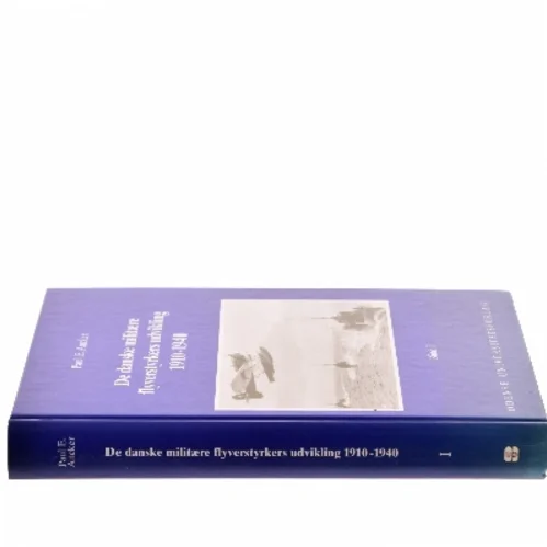 De danske militære flyverstyrkers udvikling. Bind 1, 1910-1940: En forskningsmæssig undersøgelse af de danske militære flyverstyrkers udvikling med særligt henblik på en påvisning af konkrete initiativer til etablering af et fælles eller selvstændigt "Luftvaaben" af Paul E. Ancker (Bog)