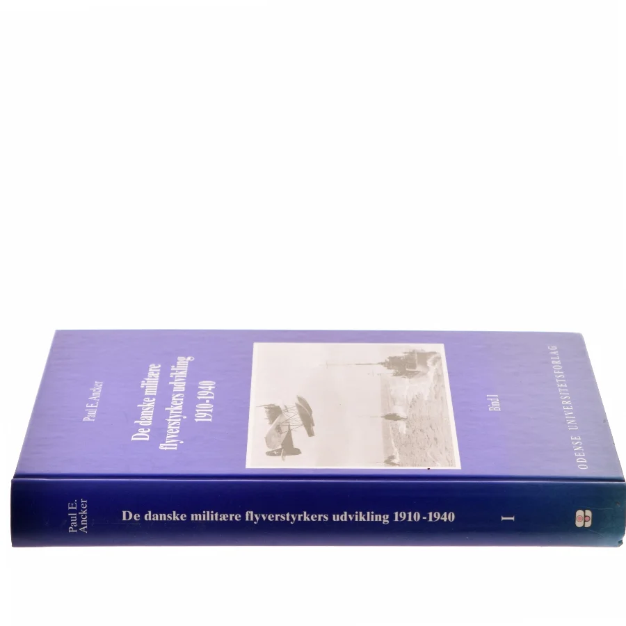 De danske militære flyverstyrkers udvikling. Bind 1, 1910-1940: En forskningsmæssig undersøgelse af de danske militære flyverstyrkers udvikling med særligt henblik på en påvisning af konkrete initiativer til etablering af et fælles eller selvstændigt "Luftvaaben" af Paul E. Ancker (Bog)