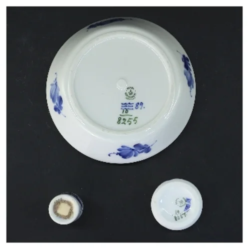 Porcelæns sæt med skål, saltbøsse og lille beholder fra Royal Copenhagen, med blå blomst motiv (str. 3 stk Ø 13,5 & 4 cm)