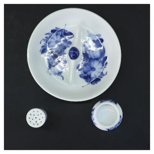Porcelæns sæt med skål, saltbøsse og lille beholder fra Royal Copenhagen, med blå blomst motiv (str. 3 stk Ø 13,5 & 4 cm)