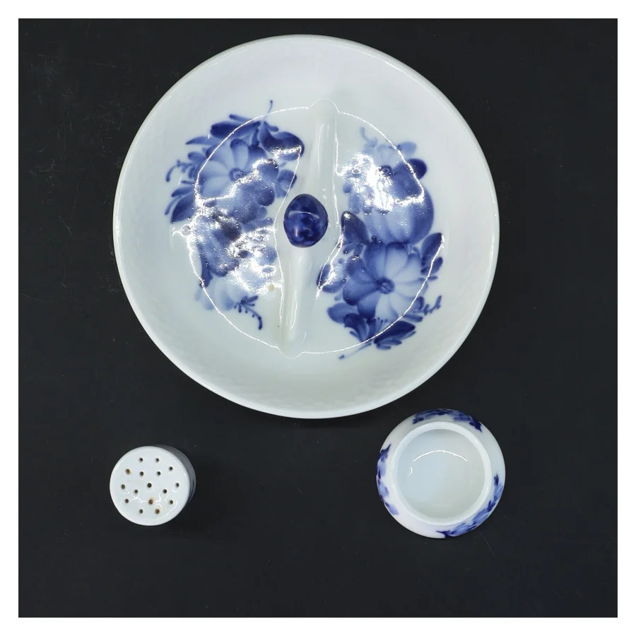 Porcelæns sæt med skål, saltbøsse og lille beholder fra Royal Copenhagen, med blå blomst motiv (str. 3 stk Ø 13,5 & 4 cm)
