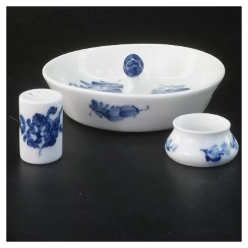 Porcelæns sæt med skål, saltbøsse og lille beholder fra Royal Copenhagen, med blå blomst motiv (str. 3 stk Ø 13,5 & 4 cm)