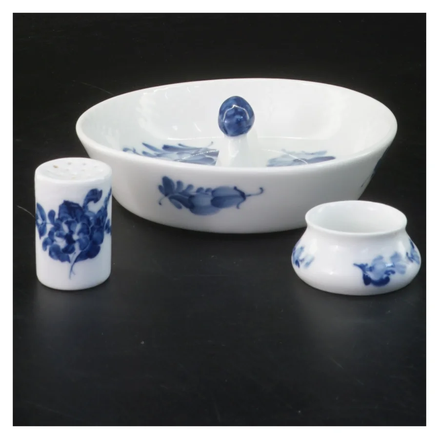 Porcelæns sæt med skål, saltbøsse og lille beholder fra Royal Copenhagen, med blå blomst motiv (str. 3 stk Ø 13,5 & 4 cm)