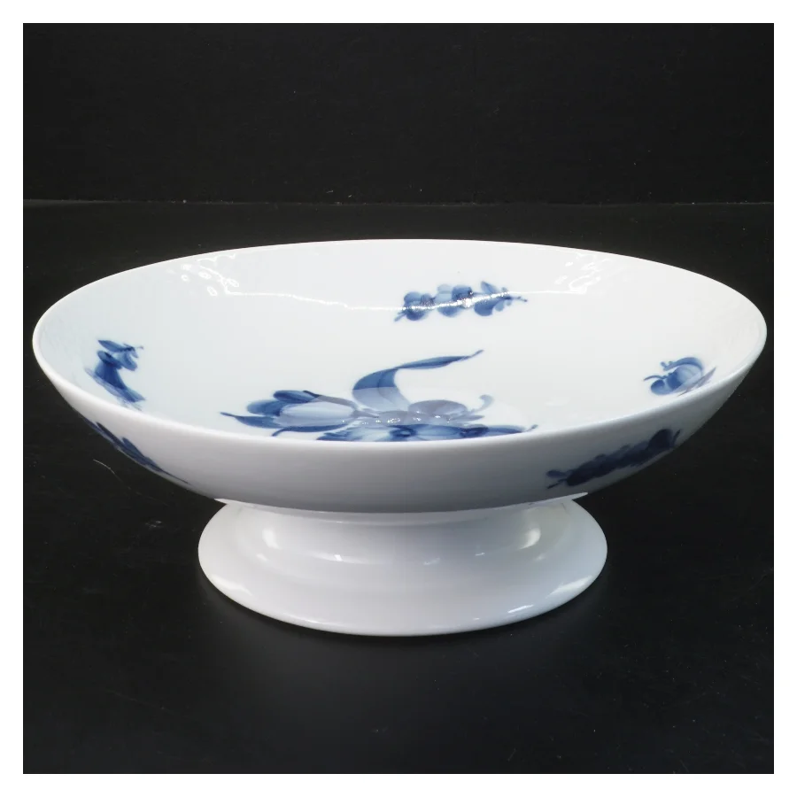 Porcelæns skål på fod med blå blomst motiv fra Royal Copenhagen (str. 21,5 cm)