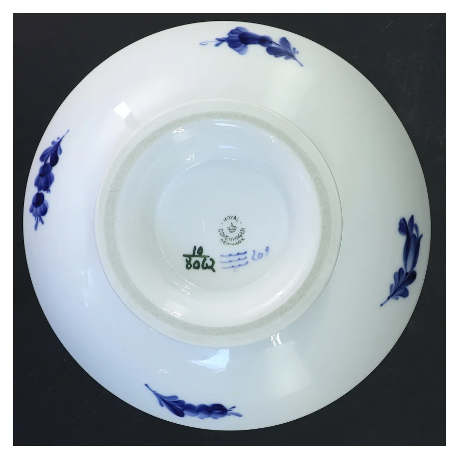 Porcelæns skål på fod med blå blomst motiv fra Royal Copenhagen (str. 21,5 cm)