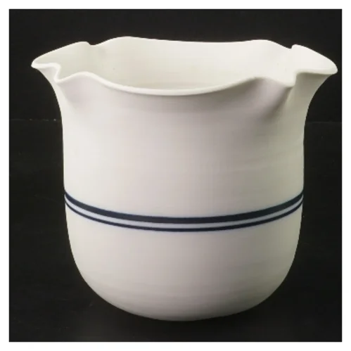 Hvid vase med blå striber (str. Ø 14,5 cm længde 13 cm)