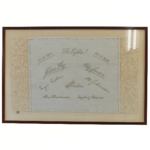 Indrammet tekstil med broderi (str. 48x32 cm)