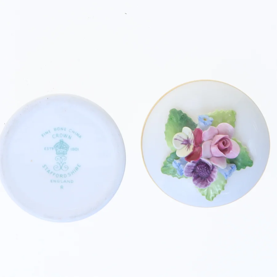 Dekorativ porcelænsæske med blomsterlåg (str. 5 cm)