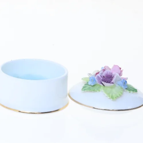Dekorativ porcelænsæske med blomsterlåg (str. 5 cm)